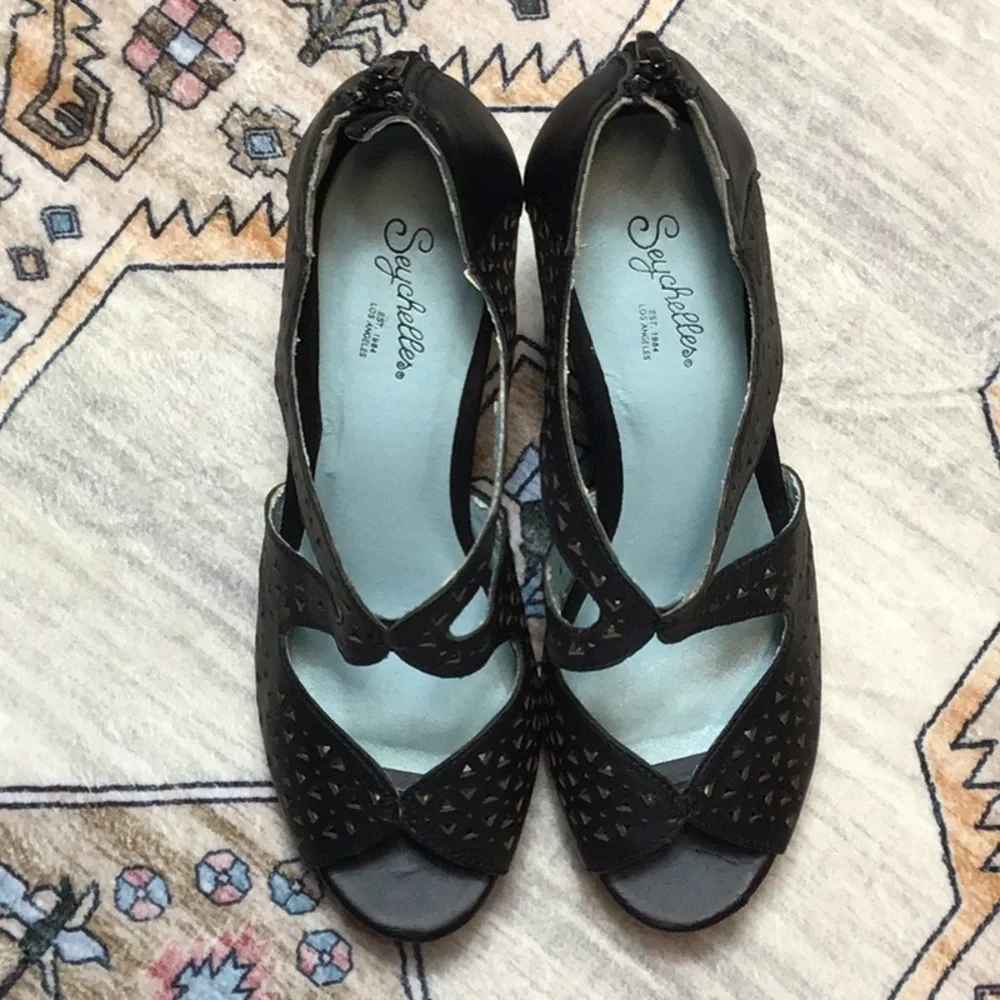 ๐ Seychelles Black Eyelet Leather Wedge Platform Sandals Sz.8.5 - Picture 9 of 10